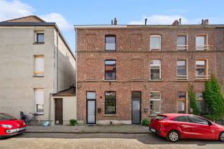 <p>Ben jij op zoek naar je eigen hippe stek in Gent, waar je letterlijk alleen nog je verhuisdozen hoeft uit te pakken? In 2024 werd de woning van onder tot boven gestript en getransformeerd tot een hypermodern, energiezuinig stadsnest met een uitstekend <strong>EPC B-label</strong>.</p><h3><strong>Vier verdiepingen vol slim design</strong></h3><p>Vergeet standaard indelingen; dit huis benut elke vierkante meter optimaal via een slimme, verticale flow:</p><ul><li><p><strong>De Foodie-Basis (Gelijkvloers):</strong> Binnenkomen doe je in de moderne designkeuken. Uitgerust met alle nodige toestellen en slimme opbergmogelijkheden is dit dé plek voor gezellige ontbijtjes of een snelle hap voor je de stad in trekt.</p></li><li><p><strong>The Lounge (1e verdieping):</strong> Een trap hoger vind je de knusse, lichtrijke leefruimte. Compact, maar perfect ontworpen om te onthaasten na een drukke werk- of studiedag.</p></li><li><p><strong>De Suite (2e verdieping):</strong> Privacy troef op de tweede etage, die volledig is ingericht als slaapkamer met een aansluitende, moderne <em>en suite</em> douchekamer.</p></li><li><p><strong>De Bonus (Zolder & Kelder):</strong> Onder het gloednieuwe, geïsoleerde dak schuilt een prachtig afgewerkte zolder. Wordt dit jouw rustige thuisbureau of een creatief atelier? Extra spullen die je liever uit het zicht hebt, kun je moeiteloos opbergen in de droge kelder.</p></li></ul><h3><strong>Alles binnen handbereik</strong></h3><p>De locatie?<strong> Rustig wonen in een bruisende buurt. </strong> Gelegen in een rustig en gezellig straatje, maar met alle troeven van de stad binnen handbereik. Je vindt hier supermarkten, hippe koffiebars en restaurants om de hoek. Station Gent-Dampoort ligt op amper 7 minuten wandelen (ideaal voor Brussel/Antwerpen) en met de fiets sta je in minder dan 10 minuten op de Korenmarkt.</p><h3><strong>Voor wie is dit een match?</strong></h3><p>Dit instapklare pareltje is onmiddellijk beschikbaar en leent zich perfect voor:</p><ol><li><p><strong>Starters of koppels</strong> die een zorgeloze eigen thuis zoeken in Gent.</p></li><li><p><strong>Ouders</strong> die een veilige, kwalitatieve en waardevaste studentenwoning zoeken voor hun kinderen.</p></li><li><p><strong>Beleggers</strong> die mikken op een slimme vastgoedinvestering.</p></li></ol><p><strong>Klaar om te komen kijken?</strong> </p><p>Mis deze unieke Gentse kans niet en plan snel je bezoek!</p><p>Ellen : 0475.400.770 - ellen@altro-vastgoed.be</p>