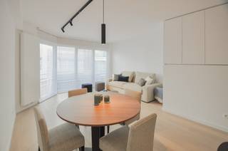 Tijdloos, recent volledig gerenoveerd appartement met zijdelings zeezicht gelegen nabij het Albertplein en Driehoeksplein. Indeling: Inkom...