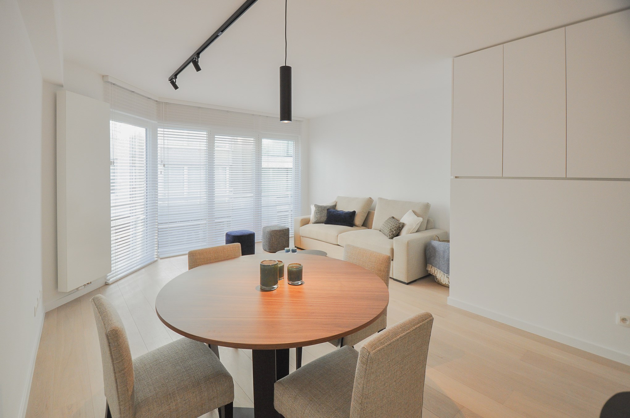 Tijdloos, recent volledig gerenoveerd appartement met zijdelings zeezicht gelegen in het Zoute. - foto 1