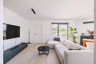 <p><span>BEVEREN-WAAS -  Vous cherchez un appartement spacieux avec grande terrasse à vendre à Beveren ? Dans ce cas, lisez ce qui suit !</span></p><p><span> </span></p><p><span>Découvrez cet appartement aux finitions récentes et qualitatives dans la </span><span>résidence ‘Nest’</span><span> (année de construction 2022), située entre les champs et à proximité du centre de Beveren-Waas.</span></p><p><span> </span></p><p><span>Les principaux atouts en bref :</span></p><ul><li><span>Appartement nouvellement construit (2022) – vente sous droits d'enregistrement ! </span></li><li><span>Espace de vie spacieux (86 m²)</span></li><li><span>Classe énergétique très basse (label A)</span></li><li><span>1 chambre avec salle de bain attenante</span></li><li><span>Terrasse spacieuse orientée au sud avec soleil l'après-midi et le soir (37m² !)</span></li><li><span>Finitions de haute qualité : parquet en céramique, cuisine de luxe, climatisation, armoires encastrées,...</span></li></ul><p><span> </span></p><p><span>Voici à quoi ressemble l'appartement :</span></p><p><span>Dans la nouvelle résidence 'Nest' se trouve ce bel appartement à haute performance énergétique. L'appartement comprend un hall d'entrée avec vestiaire et toilettes invités, un grand espace de vie avec cuisine ouverte et accès à la spacieuse terrasse de 37m² orientée au sud. Une chambre avec armoire encastrée et salle de bain attenante (douche à l'italienne et lavabo). Très grand espace de rangement dans l'appartement. </span></p><p><span> </span></p><p><span>L'appartement dispose d'un chauffage par le sol.</span></p><p><span> </span></p><p><span>Possibilité d'acheter un parking souterrain (€ 25,000).</span></p><p><span> </span></p><p><span>Grâce à son </span><span>agencement bien pensé</span><span>, ses </span><span>excellentes finitions</span><span> et ses </span><span>techniques d'efficacité énergétique</span><span>, cet appartement est un </span><span>achat sans souci</span><span> – idéal pour une occupation personnelle ou comme investissement stable.</span></p><p><span> </span></p>