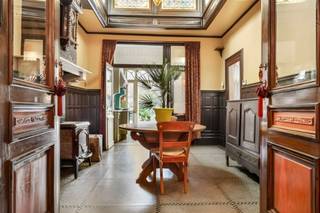 <p>Cette <strong>charmante maison de ville de </strong>la Belle Époque (1870) est située au centre de Turnhout et conserve encore de nombreux <strong>éléments authentiques, tels qu'</strong>un plafond peint, des lambris élégants et des sols de caractère.</p><p>Agencement : au rez-de-chaussée, vous trouverez un vaste hall d'entrée qui donne accès à deux spacieux espaces de vie, avec un passage vers les toilettes invités, la buanderie et la cave (sèche). À l'arrière de la maison, on accède à la <strong>cuisine rénovée</strong>, équipée d'une cuisinière à gaz, d'une hotte aspirante, d'un four et d'un double évier. La cuisine donne également accès à un <strong>grand jardin urbain bien entretenu.</strong> Au premier étage se trouvent un couloir, une chambre spacieuse et la très grande salle de bains équipée d’une baignoire, d’une douche et de toilettes. De plus, les combles ont été aménagés en deuxième chambre. La maison a été systématiquement <strong>rénovée</strong> au cours des 20 dernières années, tout en conservant ses éléments caractéristiques. Entre autres, toutes les fenêtres, les canalisations et le toit ont été remplacés.</p><p>Possibilité d'acquérir un garage spacieux avec un débarras supplémentaire, accessible à pied.</p><p>Supplément :<br />- Classe EPC D (385 kWh/m² par an) - AUCUNE obligation de rénovation !<br />- Sans amiante<br />- AREI non conforme<br />- Évaluation de la qualité de l'eau : score P D, score G D<br />- Wg, Vg, Gvv, Gvkr, Gmo</p><p>À proximité d'une école, de commerces, de l'autoroute, des transports en commun, etc. Pour plus d'informations, rendez-vous sur www.coenenvastgoed.be ou appelez le 03/375.82.92</p>