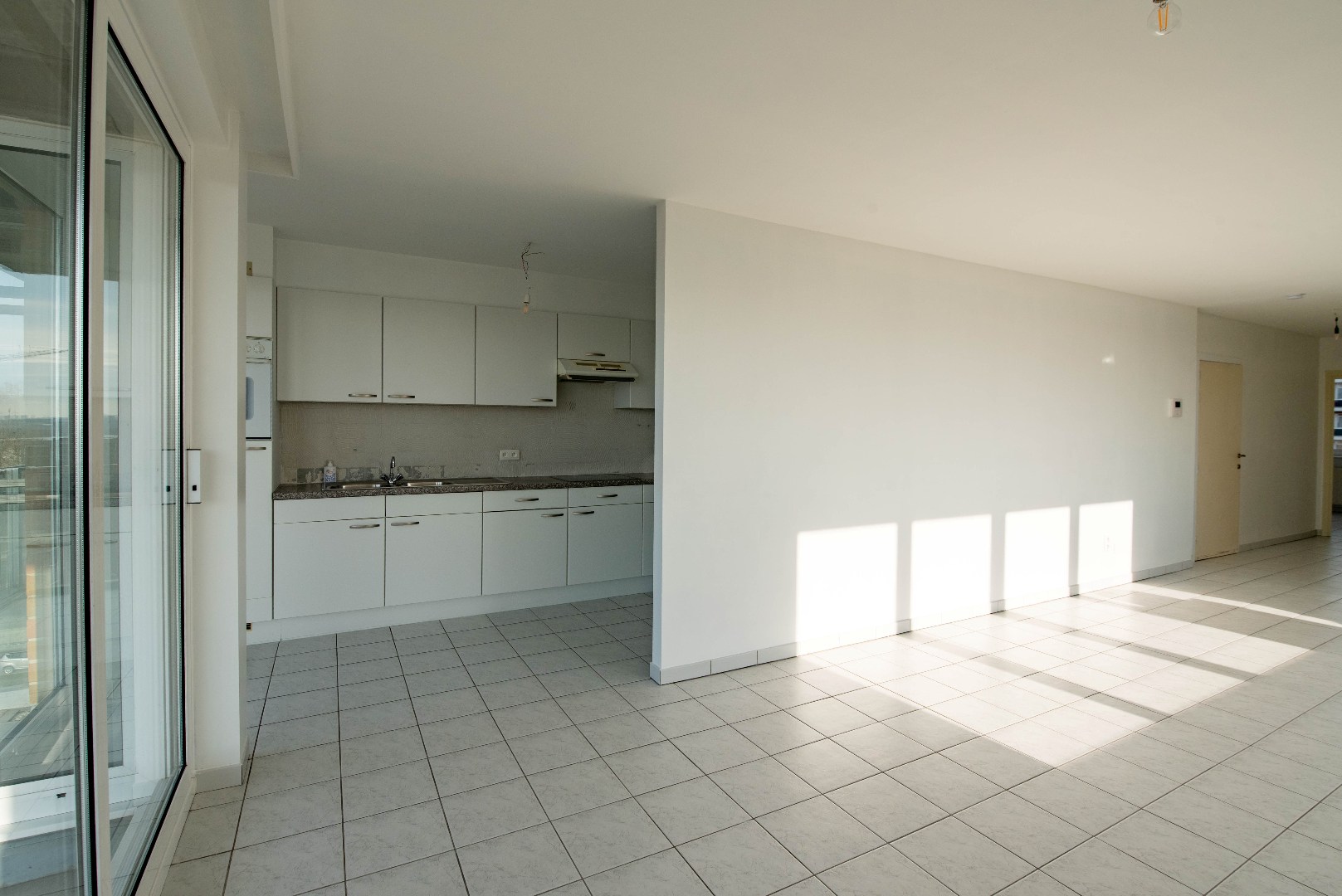 Lichtrijk appartement met mooi uitzicht, terras en garagebox - foto 4