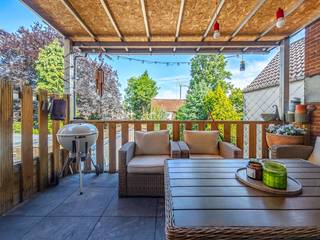 Wonen, werken en leven in het hart van Lier<br />Droomt u van een ruime woning met karakter, midden in het bruisende stadscentrum? Of zoekt u een plek waar u wonen en werken moeiteloos kunt combineren? Dit unieke pand in de historische Rechtestraat van Lier biedt u alle ruimte om er uw eigen verhaal van te maken.<br /><br />U woont hier midden in het historische centrum van Lier, in de Rechtestraat, met winkels, horeca, cultuur en dagelijkse voorzieningen letterlijk om de hoek.<br />Geen lange verplaatsingen, maar 's morgens een koffie halen in de stad, overdag thuiswerken of uw eigen zaak runnen en 's avonds genieten van alles wat Lier te bieden heeft.<br /><br />Ideaal voor wie anders wil wonen<br />Dit is geen klassieke woning. Het is een plek voor wie graag centraal woont, veel ruimte wil en wonen eventueel met werken of ondernemen wil combineren.<br />Perfect voor een jong koppel, een zelfstandige, creatieve ondernemer, thuiswerker of gewoon voor wie droomt van een ruime stadswoning met karakter.<br /><br /><br />🌟 Waarom dit de ultieme investering is:<br />* AAA-locatie met topvisibiliteit: gelegen in de bruisende Rechtestraat, dé winkel- en wandelas in het historische centrum van Lier. Een toplocatie met een constante stroom van passanten en een zeer hoge esthetische en culturele waarde.<br /><br />* Uitzonderlijke energiescore (EPC Label B): waar veel historische panden kampen met energielabels E of F en zware renovatieverplichtingen, blinkt dit pand uit met een energiescore B (slechts 139 kWh/m² jaar). Dit betekent: geen renovatieplicht, lagere lasten en een onmiddellijke voorsprong op de markt!<br /><br />* 100% Instapklaar & technisch perfect:<br />- elektriciteit: volledig conform goedgekeurd<br />- asbestveilig: het pand beschikt over een officieel asbestveilig attest.<br />- flexibele rendementsstromen: dankzij de slimme indeling leent het pand zich perfect voor een combinatie van een bloeiende handelszaak/kantoor op het gelijkvloers en een comfortabele, royale woonst (totale oppervlakte ca. 179 m²) op de bovenliggende verdiepingen. Dit biedt de mogelijkheid tot dubbele verhuur of een unieke 'work-live' combinatie.<br /><br /><br />📐 Indeling & uitrusting:<br />Gelijkvloers: Deze verdieping biedt een royale, multifunctionele ruimte die u volledig naar eigen wensen kunt benutten uitgerust met moderne technieken waaronder een hoogwaardig ventilatiesysteem en airconditioning (voorzien op alle verdiepingen). De ruimte kan uiteraard ook gebruikt worden voor een zelfstandige activiteit of kantoor aan huis. Daarnaast is er praktische bergruimte voor fietsen.<br />Bovenliggende verdiepingen: comfortabele residentiële unit met aparte functionele ruimtes, modern uitgeruste nutsvoorzieningen en aparte airco-units per verdiep voor een optimaal leefklimaat.<br />Eerste verdieping: volledig uitgerust keuken, ruime en lichte leefkamer en zonnig terras.<br />Tweede verdieping: master bedroom met ingemaakte dressing/kastenwand en badkamer met douche én bad.<br />Derde verdieping: twee supergezellige kinderkamers en open bureauruimte.<br />Prijs: Vanaf 350 000 euro<br /><br /><br />Mis deze unieke opportuniteit in het centrum van Lier niet en bel ons snel even, dan gaan we samen even kijken!<br /><br /><br /><strong><em>Voor interactieve grondplannen met foto’s, ga naar www.wijns.be en klik op de knop “virtueel bezoek”. Ook alle documenten vind je daar.</em></strong><br /><br /><strong><em>Info & afspraak: Thomas Gilliams - </em></strong>☎<strong><em> 0472/35 61 89 - </em></strong>✉<strong><em> thomas@wijns.be</em></strong><br /><br />