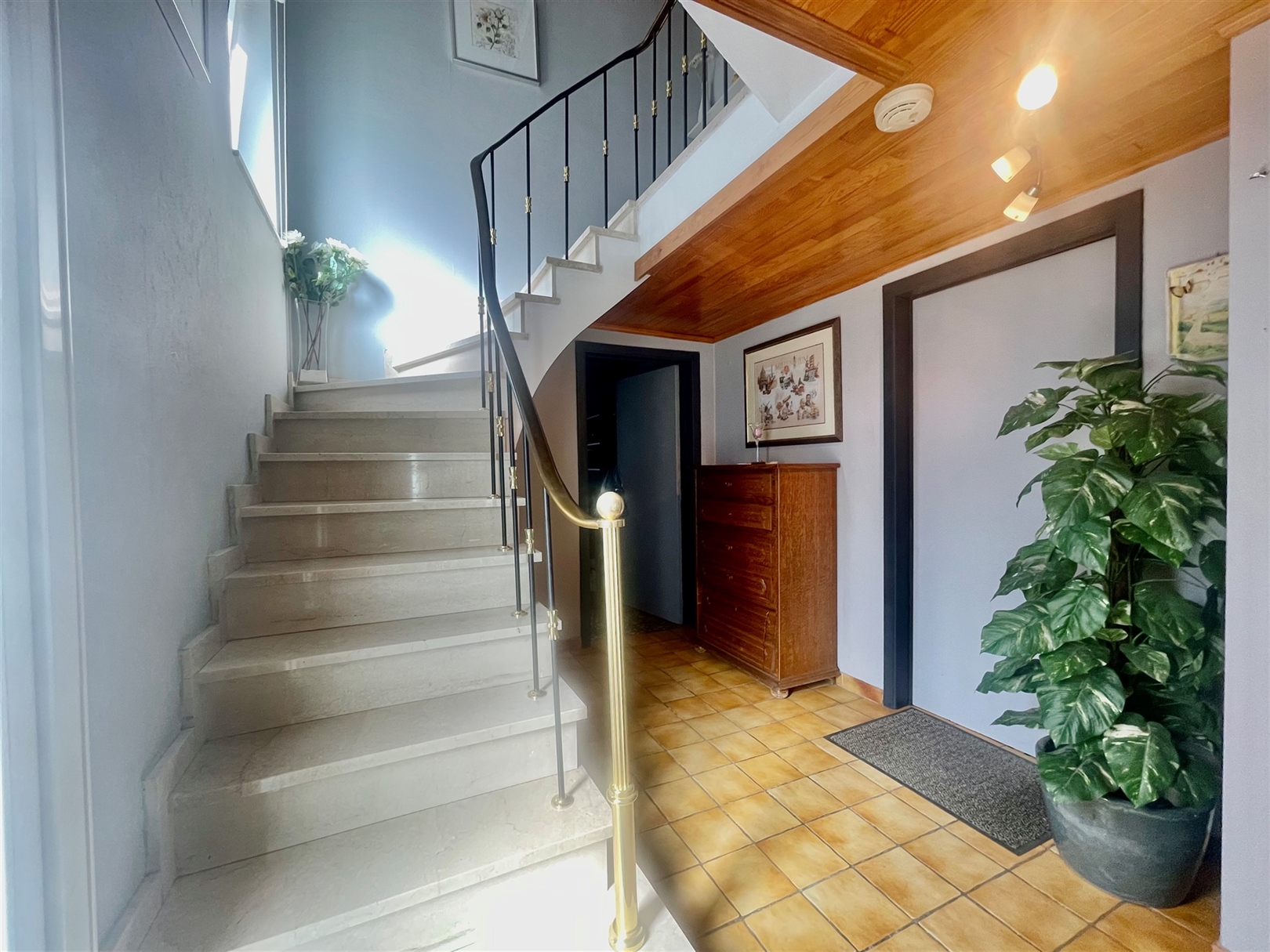 Ruime woning met 4 slpkmrs & uniek zicht in rustige straat! - foto 5