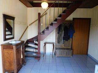 Rustig gelegen en toch vlot bereikbaar, bevindt zich deze charmante woning op een perceel van 5a 11ca. Deze woning met een bewoonbare oppervlakte van 145m² combineert een aangename woonomgeving met een praktische indeling en biedt alle comfort voor een gezin of wie op zoek is naar ruimte. <br /><br />Bij het binnenkomen wordt u verwelkomd in een ruime inkomhal, die meteen een gevoel van openheid en licht creëert. Hier bevindt zich ook een apart gastentoilet. De leef- en eetruimte vormt het gezellige hart van de woning en geniet van veel natuurlijke lichtinval, waardoor het een ideale plek is om te ontspannen of gasten te ontvangen. Via het schuifraam heeft u toegang tot de tuin. De functionele keuken met eetplaats, werd uitgerust met een spoelbak, kookvuur, dampkap, oven en koelkast. Hier kan u in alle comfort koken en tafelen. Verder vindt u op het gelijkvloers een berg-/bureauruimte met douche, een praktische wasruimte en een berging met toegang naar buiten. Deze indeling maakt de woning bijzonder functioneel en biedt veel opbergmogelijkheden. <br /><br />Op de verdieping geeft de nachthal die eveneens voorzien is van airco, toegang tot drie volwaardige slaapkamers, elk met voldoende ruimte en lichtinval. De badkamer is uitgerust met een dubbel lavabomeubel, een comfortabel ligbad, een toilet en een bidet. Een extra troef is de deur naar het overdekte terras op de verdieping, waar u in alle rust kunt genieten van een moment buiten, beschut tegen weer en wind. Indien gewenst, kan u deze ruimte nog omvormen tot extra (slaap)kamers.<br /><br />Ook buiten heeft deze woning heel wat te bieden. De mooi aangelegde tuin met een zuidelijke oriëntatie vormt een oase van rust en privacy, ideaal voor ontspanning, spelende kinderen of gezellige momenten met familie en vrienden. Tot slot beschikt de woning over een tuinhuis en twee garageboxen, wat niet alleen zorgt voor voldoende parkeergelegenheid, maar ook extra bergruimte biedt. Deze woning is tevens voorzien van een kruipkelder. Verwarming op aardgas en de ramen zijn voorzien van rolluiken.<br /><br />Kortom, een veelzijdige en goed ingedeelde woning met tal van troeven op een rustige, maar goed bereikbare locatie met alle voorzieningen binnen handbereik. Een ideale opportuniteit voor wie comfortabel wil wonen in een aangename omgeving. Interesse? Contacteer ons voor een bezichtiging ter plaatse via 011 233 044.<br /> 