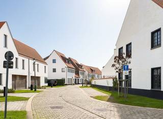 In de authentieke dorpskern van Ramskapelle bieden wij u dit uitzonderlijk zeldzame perceel bouwgrond van 348m² aan, gelegen in de recente en kwalitatief uitgevoerde verkaveling “De Tegelrie”.<br /><br />Dit unieke stukje grond baadt in het licht dankzij de ideale zuidelijke oriëntatie en geniet van een bijzonder rustige en groene leefomgeving. <br /><br />Het dorp ademt authenticiteit en charme, met alle rust van een landelijke setting, maar behoudt een vlotte bereikbaarheid via invalswegen en openbaar vervoer naar het centrum van Knokke-Heist en Brugge. <br /><br />Heeft u interesse? Alle informatie is te verkrijgen via immo | NANO - 050 60 60 78 of info@immonano.be.<br /><br />U bent eveneens van harte welkom op afspraak in ons bureel, gelegen aan de Natiënlaan 231 te Knokke-Heist, voor een vertrouwelijk gesprek.