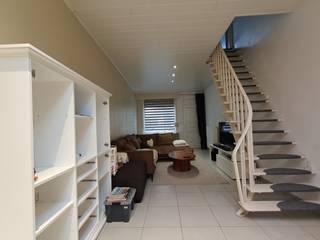 Bij het betreden van de woning komt u terecht in de living, die naadloos aansluit op de open keuken. Deze keuken is uitgerust met een dampkap...