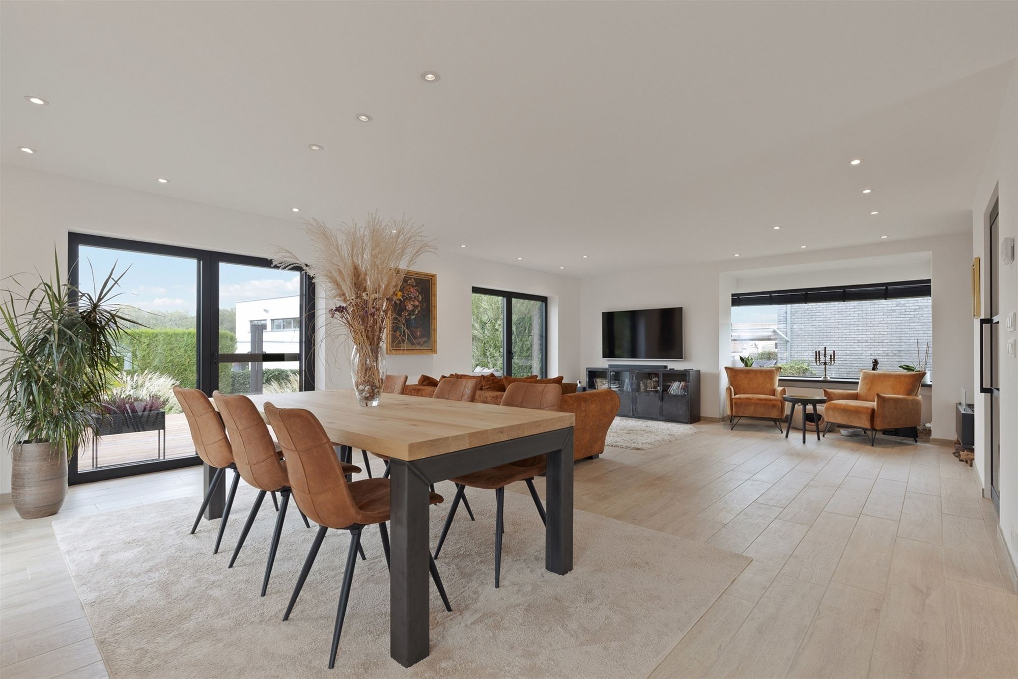 UITERST KNAP GERENOVEERDE WONING MET 3 SLAAPKAMERS GELEGEN OP EEN ZONNIG GEORIËNTEERD PERCEEL TE PAAL - foto 1