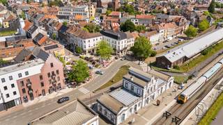 Verhuurd nieuwbouwappartement met 2 slaapkamers!<br /><br />Op de derde verdieping van een recente residentie bevindt zich dit lichtrijke appartement met terras. Dankzij de huidige verhuur geniet u meteen van een vaste huuropbrengst, waardoor dit pand een interessante opportuniteit vormt voor investeerders.<br /><br />INDELING: ruime inkomhal, apart toilet, aangename leefruimte met open en volledig ingerichte keuken voorzien van kookplaat, dampkap, oven, koelkast met vriesvak, vaatwasser, spoelbak en kastruimte, berging/wasplaats, badkamer met ligbad en lavabo met meubel, 2 slaapkamers waarvan één ruime master bedroom en een terras.<br /><br />Daarnaast beschikt de residentie over een lift, een gemeenschappelijke fietsenberging en een gemeenschappelijk vuilnislokaal.<br /><br />Het appartement heeft een bewoonbare oppervlakte van 80 m² en behaalt een gunstige EPC-score van 105 kWh/m²/jaar (label B). Centrale verwarming op aardgas en superisolerende beglazing zorgen voor extra wooncomfort.<br /><br />Momenteel verhuurd aan € 697,25/maand, exclusief € 60 gemeenschappelijke kosten.<br /><br />Voor wie is dit pand ideaal?<br />♦ Voor investeerders die op zoek zijn naar een appartement met onmiddellijk rendement.<br />♦ Voor starters die op termijn een energiezuinig en instapklaar appartement wensen.<br />♦ Voor wie wil investeren in een recente residentie met lift en moderne voorzieningen.<br /><br />Bezoek na afspraak met Immo Beguin, jouw vastgoedexpert sinds 2009.<br />✉️ info@immobeguin.be
