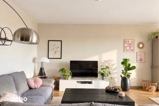 Dit lichtrijke appartement, gelegen op de 10de verdieping geniet van een prachtig verzicht en een aangename natuurlijke lichtinval te Ganshoren (Brussel).<br /><strong>Bezoekmoment: zondag 27 september van 14 uur tot 16 uur, inschrijven is verplicht.</strong><br /><br />Het appartement beschikt over een gezellige leefruimte met aansluitend de keuken. Verder is er een gerenoveerde badkamer met moderne inloopdouche. De ruime hoofdslaapkamer is voorzien van een praktische inmaakkast. Daarnaast is er een tweede slaapkamer, ideaal als kinder-, logeer- of bureauruimte, en een afzonderlijke wasruimte.<br /><br />Een absolute troef is het mooie uitzicht vanuit het appartement, dat dankzij de ligging op de 10de verdieping een bijzonder gevoel van ruimte en openheid creëert.<br />Tot slot beschikt het appartement over een privatieve kelder én garage, wat zorgt voor extra opslagruimte en parkeergemak.<br /><br />Troeven:<br />- Lichtrijk appartement<br />- Prachtig verzicht<br />- Terras<br />- Vernieuwd appartement<br />- Energiezuinig<br />- Garage en kelder<br /><br /><strong>De garage is verplicht aan te kopen voor € 30.000.</strong><br /><br />Het appartement is rustig en residentieel gelegen in Ganshoren, met winkels, scholen en openbaar vervoer vlakbij. Het nabijgelegen Laarbeekbos biedt volop mogelijkheden om te wandelen en te ontspannen. Dankzij de ligging op de 10de verdieping geniet u bovendien van een prachtig panoramisch verzicht over Brussel.<br /><br />Cet appartement lumineux, situé au 10e étage, bénéficie d’une magnifique vue dégagée ainsi que d’une belle luminosité naturelle.<br /><strong>Visite : dimanche 27 septembre de 14h à 16h – inscription obligatoire.</strong><br /><br />L’appartement se compose d’un agréable séjour avec cuisine attenante. Il dispose également d’une salle de bains rénovée avec douche à l’italienne. La spacieuse chambre principale est équipée d’une armoire encastrée pratique. Une deuxième chambre, idéale comme chambre d’enfant, chambre d’amis ou bureau, ainsi qu’une buanderie séparée complètent l’ensemble.<br /><br />L’un des principaux atouts de cet appartement est sans aucun doute sa superbe vue panoramique. Grâce à sa situation au 10e étage, il offre une agréable sensation d’espace et d’ouverture.<br />Enfin, l’appartement dispose également d’une cave privative et d’un garage, offrant un espace de rangement supplémentaire ainsi qu’un réel confort de stationnement.<br /><br />Atouts :<br />- Appartement lumineux<br />- Magnifique vue dégagée<br />- Appartement rénové<br />- Économe en énergie<br />- Garage et cave<br /><br /><strong>L’achat du garage est obligatoire au prix de 30.000 €.</strong><br /><br />L’appartement bénéficie d’une situation calme et résidentielle à Ganshoren, à proximité des commerces, des écoles et des transports en commun. Le Bois du Laerbeek, situé à proximité, offre de belles possibilités de promenades et de détente. Grâce à sa situation au 10e étage, vous profitez également d’une magnifique vue panoramique sur Bruxelles.<br /><br />This bright apartment, located on the 10th floor, enjoys beautiful open views and plenty of natural light.<br /><strong>Viewing day: Sunday, 27 September, from 2:00 PM to 4:00 PM – registration is required.</strong><br /><br />The apartment features a cosy living area with an adjoining kitchen. It also offers a renovated bathroom with a modern walk-in shower. The spacious master bedroom is equipped with a practical built-in wardrobe. In addition, there is a second bedroom, ideal as a children’s room, guest room or home office, as well as a separate laundry room.<br /><br />One of the apartment’s greatest assets is undoubtedly its stunning view. Thanks to its location on the 10th floor, it offers a wonderful sense of space and openness.<br />The apartment also comes with a private cellar and a garage, providing additional storage space and convenient parking.<br /><br />Key features:<br />Bright apartment<br />Beautiful open views<br />Renovated apartment<br />Energy efficient<br />Garage and cellar<br /><br /><strong>The garage must be purchased together with the apartment for €30,000.</strong><br /><br />The apartment is situated in a quiet and residential area of Ganshoren, with shops, schools and public transport nearby. The nearby Laerbeek Woods offer plenty of opportunities for walking and relaxation. Thanks to its location on the 10th floor, the apartment also boasts a beautiful panoramic view over Brussels.