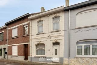 VALIMMAS verkoopt in het centrum van Asse deze verzorgde en ideaal gelegen woning met tuin, zonneterras en garage.... Het gelijkvloers bestaat uit...