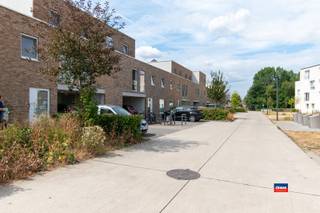 <p><span>WILLEBROEK | NIEUWBOUW GEZINSWONING (bj 2022) MET DRIE SLAAPKAMERS, OPRIT EN TUIN | EPC A | ZEER GUNSTIG GELEGEN IN EEN RUSTIGE WOONWIJK | </span></p><p><span>Indeling als volgt: gelijkvloers: Oprit voor 1 auto & gedeelde fietsenstalling - technische ruimte - berging - onderhoudsvriendelijke tuin.</span></p><p><span>Eerste verdieping: traphal - inkomhal - volledig geïnstalleerde leefkeuken met gezellige salonruimte - toilet - technische ruimte. </span></p><p><span>Tweede verdieping: traphal - badkamer met inloopdouche, dubbele lavabo en toilet - 3 slaapkamers (6m², 12m² en 8,3m²). </span></p><p><span> </span></p><p><span>Extra troeven:</span></p><ul><li><span>Zeer energiezuinig (EPC A)</span></li><li><span>Zonnepanelen en warmtepomp </span></li><li><span>Zuid georiënteerde tuin</span></li><li><span>Gelegen in een nieuwe rustige wijk, maar dichtbij uitvalswegen (Antwerpen / Brussel)</span></li></ul><p><span> </span></p>