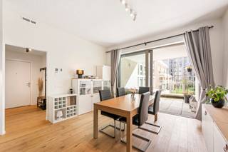 <p>OPEN HOUSE ZATERDAG 9 MEI OM 13U. <br />SCHRIJF U IN VIA DEZE KNOP OF DOOR ONS TE CONTACTEREN OP 03/227 06 36 - WELCOME@DEMEESTER.EU</p>
<p>De leefruimte sluit naadloos aan op een royaal zonneterras, ideaal om te ontspannen of gezellig te tafelen in alle rust. De twee volwaardige slaapkamers bieden voldoende ruimte voor zowel een gezin, een thuiskantoor of gastenverblijf.</p>
<p>Dit appartement combineert een degelijke afwerking met energiezuinige voorzieningen, wat resulteert in een aangenaam wooncomfort én lagere energiekosten. Gelegen in een dynamische buurt met tal van restaurants, winkels en recreatiemogelijkheden binnen handbereik, vormt dit de perfecte uitvalsbasis voor wie houdt van stadsleven met een vleugje luxe.</p>
<p>Een unieke kans voor wie op zoek is naar een instapklaar appartement op een toplocatie.</p>