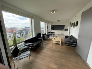 prachtig   één slaapkamer appartement gelegen in de 2 de toren van de Westkaai  9 de verd (Eilandje) met  zicht op het kattendijkdok voorzien van grote panoramische ramen , indeling : stalen veiligheidsdeur , inkomhal met apart toilet en berging  ruime en zeer lichte living met parketvloer en grote raampartijen deze zijn voorzien van extra zonneschermen   ,ingerichte open keuken ,aansluitend aan  de living zuid-oost terras van 10 m² , 1 slaapkamer  voorzien van parketvloeren en  badkamer voorzien van dubbele lavabo met kasten  ,douche en toilet  kelderberging op -2 nr 38 prijs appartement 365.000 €   extra staanplaats te koop op -1 aan 38.000 €  gemeenschappelijke kosten 130 € 