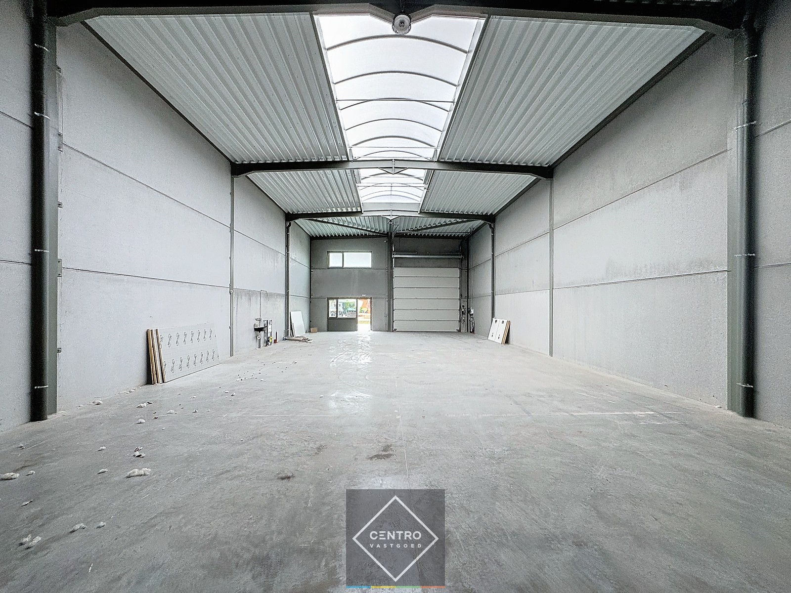 NB MAGAZIJN (264m²) met automatische sectionaalpoort, toilet en 2 voorbehouden parkeerplaatsen voor de deur te Beernem/Wingene. - foto 5