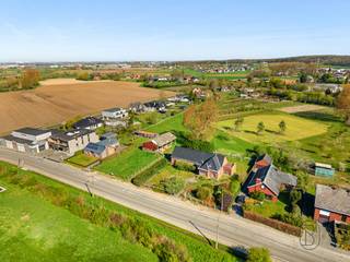 3 ruime villaloten te koop in Anzegem, met mogelijk 6% btwLangs de Vichtsesteenweg in Anzegem bieden wij drie ruime villaloten aan in een nieuwe verkaveling.De percelen hebben een oppervlakte van ongeveer 975 m² en zijn bestemd voor open bebouwing. Dankzij de bouwvoorschriften is een gevelbreedte tot 13,5 meter en een bouwdiepte tot 20 meter mogelijk. Zo krijgt u alle ruimte om een royale gezinswoning of stijlvolle villa te realiseren, met veel vrijheid in ontwerp en indeling.Deze 3 loten met respectievelijke oppervlaktes van 978 m² – 975 m² en 978 m² komen elk op 235.000 € per lot.Een extra troef is het mogelijke verlaagde btw-tarief van 6% bij afbraak en heropbouw, mits voldaan wordt aan de geldende voorwaarden. Dat maakt bouwen vandaag extra aantrekkelijk.De bouwvoorschriften en bijkomende informatie zijn beschikbaar op aanvraag.Interesse in deze mooie bouwkansen in Anzegem? Neem gerust contact met ons op voor meer informatie of een bezoek ter plaatse.*Wordt verkocht met bouwverplichting.