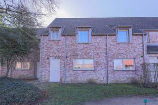Bent u op zoek naar een moderne, energiezuinige woning op een rustige en gezinsvriendelijke locatie? Dan is deze recente gesloten nieuwbouwwoning in de Sint-Gerolflaan te Aalter zeker een bezoek waard.<br />Gelegen in een aangename residentiële woonwijk combineert deze woning rust en privacy met een uitstekende bereikbaarheid. Het centrum van Aalter, diverse winkels, scholen, sportfaciliteiten en het openbaar vervoer bevinden zich op korte afstand. Dankzij de nabijheid van het station van Aalter en de vlotte verbinding naar de E40 geniet u bovendien van een snelle bereikbaarheid richting Gent, Brugge en de omliggende gemeenten. Hierdoor is deze woning ideaal voor gezinnen, pendelaars en iedereen die comfortabel wil wonen in een groene omgeving.<br />De woning biedt een doordachte indeling met veel lichtinval en hedendaags wooncomfort. De leefruimte sluit naadloos aan op de eetkamer en de ingerichte keuken, met uitzicht op het zonnige zuidgerichte terras en de tuin. De private autostaanplaats vormt een extra troef.<br />Troeven<br />✔ Recente energiezuinige nieuwbouwwoning<br />✔ Rustige en kindvriendelijke woonomgeving<br />✔ Nabij centrum Aalter, scholen en winkels<br />✔ Vlotte verbinding naar E40 en station Aalter<br />✔ 3 slaapkamers<br />✔ Zuidgerichte tuin en terras<br />✔ Grote zolderruimte van 40 m²<br />✔ Private autostaanplaats<br />✔ Instapklaar en modern wooncomfort<br />Deze woning biedt de perfecte combinatie van ruimte, comfort en een uitstekende ligging. Een ideale thuis voor wie rustig wil wonen zonder in te boeten aan bereikbaarheid.<br />Interesse? Contacteer Vastgoed Poppe voor meer informatie of een bezoek ter plaatse door te reageren op deze advertentie of te mailen naar info@vastgoedpoppe.be, telefonisch kunnen er geen bezoekafspraken worden ingepland.<br />