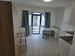 À deux pas de Louvain, ce magnifique studio situé dans la Leeuwerikenstraat, dans un quartier résidentiel calme à proximité de Heverlee, est disponible pour la prochaine année académique.<br /><br />À distance de marche, vous trouverez un large choix de restaurants et pourrez également profiter du marché dominical pour découvrir tout ce que Heverlee a à offrir. Depuis cet emplacement, vous bénéficiez d’un accès rapide au centre animé de Louvain, à l’UZ Leuven et à Imec, tout en étant proche de la nature grâce au Bois de Meerdaal et au Château d’Arenberg.<br /><br />L’immeuble dispose d’un vaste local à vélos au rez-de-chaussée ainsi que d’une cage d’escalier spacieuse et bien entretenue. Grâce à une grande fenêtre centrale, le studio bénéficie d’une abondante lumière naturelle. Son aménagement pratique offre un espace de vie confortable.<br /><br />La cuisine, le sol et la salle de bains ont été entièrement rénovés récemment et sont donc en parfait état. Le studio est en outre équipé de tout le nécessaire pour un emménagement sans souci, notamment une grande armoire, un lit, un bureau et un réfrigérateur.<br /><br />À côté du hall d’entrée au rez-de-chaussée, un parking intérieur sécurisé pour vélos est accessible via la porte de garage électrique centrale.<br /><br />Loyer : 630 € par mois<br /><br />Provision mensuelle : 25 € (eau et entretien des parties communes).<br /><br />L’électricité et l’internet sont à souscrire individuellement par le locataire.<br /><br />Ce studio est disponible pour les étudiants du 16/09/2026 au 15/09/2027.
