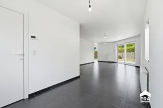 <p>Op zoek naar een moderne, energiezuinige gezinswoning waar u zo uw intrek kan nemen? Dan is deze halfopen bebouwing in Moorslede (Dadizele) precies wat u zoekt. ✨<br /> </p>
<p>Deze recente woning (2011) combineert comfort met gemoedsrust: EPC-label B, conforme elektriciteit en geen asbest. U koopt hier zonder verrassingen én zonder werk. &#128077;<br /> </p>
<p>Binnen valt meteen de lichtinval op. ☀️ Grote raampartijen brengen het daglicht diep in de leefruimtes en zorgen voor een aangename, open sfeer. Met 3 volwaardige slaapkamers, een badkamer, bergingen boven én beneden, en 151 m² bewoonbare oppervlakte is er ruimte voor het hele gezin.<br /> </p>
<p>Buiten wacht een zonnig verhaal. Het terras en de tuin creëren dat echte zomergevoel &#127807; — ideaal om te ontspannen of gasten te ontvangen. Handig detail: via een nieuw tuinpoortje aan de zijkant bereikt u de tuin rechtstreeks, zonder met tuinafval door het huis te moeten.<br /> </p>
<p>Verder geniet u van een garage &#128663;, een regenwaterput &#128167; en een centrale verwarming op gas met condensatieketel (2019).<br /> </p>
<p>De ligging is een absolute troef: op wandel- en fietsafstand van het centrum van Dadizele, maar toch rustig gelegen. Het beste van twee werelden. &#128205;<br /> </p>
<p>Kortom: een gebruiksklare woning waar u niets meer aan hoeft te doen — enkel nog uw koffers uitpakken. &#128230;<br /> </p>
<strong>&#128222; Nieuwsgierig? Contacteer vandaag nog uw ERA-makelaar voor een bezoek.</strong>