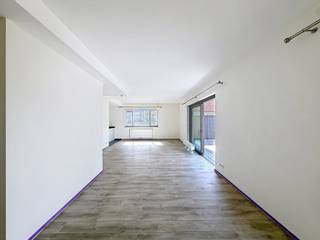 <p>WATERLOO, à deux pas du quartier Mont-Saint-Jean, à proximité immédiate des commerces, écoles et transports, découvrez ce bel appartement de ±108m² (selon PEB), situé au rez-de-chaussée d’un immeuble récent avec jardin privatif. Il se compose comme suit : hall d’entrée, agréable séjour avec accès à une terrasse / jardin orientés Sud-Ouest , cuisine ouverte hyper équipée, une chambre avec sa salle de douche et son dressing, wc. Une cave avec accès direct à l'appartement. Disponible le 01/09/2026. PEB B. Emplacement de parking inclus dans le loyer. Provision de charges : 150€/mois (communs). Local vélo. Local Poubelles. Mesures données à titre indicatif.</p>
<p><u>Au rez-de-chaussée</u>:</p>
<ul>
<li>Hall d’entrée</li>
<li>Séjour avec accès à une terrasse / jardin privatif orientés Sud-Ouest</li>
<li>Cuisine ouverte de ±8m² hyper équipée + débarras</li>
<li>Une chambre avec sa salle de douche (douche, double lavabo, wc) et dressing</li>
<li>WC</li>
<li>Cave</li>
</ul>