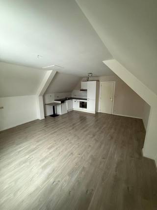 Studio met daaronder een grote polyvalente ruimte waar eventueel meerdere slaapkamers zijn te maken.