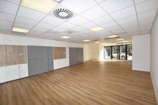 <div><strong> Commercieel gelijkvloerse handelsruimte met voldoende parkeergelegenheid (straat), gesitueerd op toplocatie. <br /></strong></div>
<div>Deze gelijkvloerse handelsruimte is geschikt voor verschillende commerciële doeleinden zoals: verzekeringskantoor, bank, reisbureau, atelier, tandarts/ dokterspraktijk... </div>
<div><strong> Ligging:</strong> Retiesebaan 7 is gelegen in hartje Kasterlee, met veel passage &amp; in vlotte verbinding naar omliggende gemeenten/ steden. </div>
<div><strong> Indeling: </strong></div>
<div>•<span> </span>Inkomhal</div>
<div>•<span> </span>Bureau/ wachtruimte (90m²) met maatkasten</div>
<div>•<span> </span>3 bergingen, waaronder 1 technische ruimte (7m² in totaliteit)</div>
<div>•<span> </span>3 “glazen” kantoorruimten (11m² - 14,2m² en 10,6m²) waarvan eentje met maatkasten</div>
<div>•<span> </span>2 aparte toiletten (M/V/X) alsook douchecabine (13,3m² in totaliteit)</div>
<div>•<span> </span>Vergaderruimte (34,7m²) voorzien van akoestische panelen</div>
<div>•<span> </span>Keuken met zitruimte (29,4m²), voorzien van: keramische kookplaat inclusief afzuigkap, ijskast, diepvriezer, enkele spoelbak en een combi-oven</div>
<div><span></span></div>
<div><strong> Bijzonderheden: </strong></div>
<div>- Onmiddellijk beschikbaar</div>
<div>- Gunstig EPC: 205 kWh/(m²/jaar)</div>
<div>- Verwarming op elektriciteit</div>
<div>- Geen bijkomende gemeenschappelijke kosten</div>
<div>- Kosten voor elektriciteit en water vallen ten laste van de huurder(s)</div>