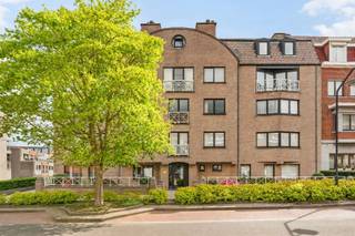 BEZOEKDAG 12/10 - 17U-18U30 Welkom in dit charmante appartement in Ronse, een ideale woning voor wie op zoek is naar comfort en ruimte. Dit prachtige 100m² groot appartement biedt het perfecte evenwicht tussen moderne gemakken en gezellige atmosfeer.Het appartement beschikt over twee ruime slaapkamers, ideaal voor gezinnen of voor wie wat extra ruimte nodig heeft. De eerste slaapkamer is voorzien van een groot raam die veel natuurlijk licht binnenlaat, terwijl de tweede slaapkamer eveneens comfortabel is ingericht. De badkamer is praktisch en goed onderhouden.De woonkamer is werkelijk het hart van dit appartement. Met zijn ruime oppervlakte en grote ramen biedt het een warme, uitnodigende sfeer die perfect is om samen met familie en vrienden door te brengen. De houten vloeren dragen bij aan de elegante en rustieke charme van de ruimte.De keuken is functioneel ingericht en biedt alles wat u nodig heeft voor het dagelijks koken. Met toegang tot het woongedeelte vormt het een open, praktisch en aangename plek voor het bereidden van maaltijden.Een bijzonder voordeel van dit appartement is de fijne balkon met uitzicht op het groene binnenterrein. Dit is een prachtige plek om te ontspannen met een kopje koffie of om op zomerse avonden buiten te zitten genieten.Voor uw gemak beschikt deze woning ook over een garage, wat een groot voordeel is in een stedelijke omgeving. U heeft dus een veilige en beschermde parkeerplaats voor uw voertuig.Het gebouw zelf is elegant en goed onderhouden, gelegen in een rustige en groene buurt. De ligging in Ronse betekent dat u vlakbij scholen, winkels en openbaar vervoer bent, terwijl u toch genieten van een rustige woonsfeer.Dit appartement is perfect voor wie op zoek is naar een comfortabele en sfeervolle thuis in een ondersteunende gemeenschap. Met zijn ruimtelijke indeling, natuurlijke lichtinval en voorzieningen biedt het alles wat nodig is voor een aangename woonomgeving.Te koop via Immo Beguin, jouw vastgoedexpert sinds 2009. Met kantoren in Ronse, Waregem, Kortrijk, Lessen, Deinze, Doornik, Moeskroen en Nieuwpoort.✉️ info@immobeguin.be