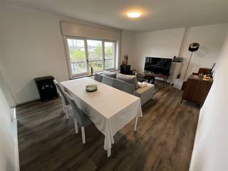 Mooi appartement te Wevelgem, op de tweede verdieping. Inkom, living met mooi uitzicht, kleine ingerichte keuken met frigo (en kleine...