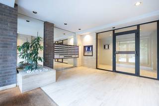 KOEKELBERG, close to transport links and shops, a stone's throw from the Basilica, apartment of approx. 106m² located on the 4th floor. Entrance...