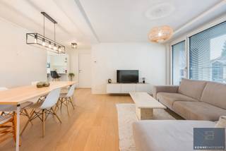 Dit energiezuinige (EPC A) appartement is gelegen op wandelafstand van de markt van Oedelem. U bevindt zich er vlakbij winkels, bushalte, lagere school,.. en u heeft daarnaast een vlotte verbinding naar Brugge, Sijsele, Beernem (E40),…<br /><br />Het appartement is ingedeeld in:<br />Leefruimte, keuken (met kwaliteitstoestellen: kookplaat, dampkap, combi-oven, koelkast, vaatwas en spoelzone), wasberging, dressing, 3 slaapkamers, badkamer (met ligbad, douche, toilet en dubbele lavabo) en 3 terrassen.<br /><br />Het appartement is uitgerust met kwaliteitsvolle parketvloer in leefruimtes en slaapkamers. De badkamer en bergingen zijn van tegels voorzien.<br /><br />Op de verschillende terrassen kunt u doorheen de volledige dag van een plaats in de zon genieten.<br /><br />Gemeenschappelijke delen en buren: het gebouw is steeds tot in de puntjes onderhouden en u komt er terecht tussen rustige en lieve medebewoners. In de gemeenschappelijke delen is een lift voorzien. <br /><br />Energiezuinigheid: de EPC-score A dankt het appartement aan z’n isolerende beglazing, recente centrale verwarmingsketel, isolatie,…<br /><br />De elektriciteit is goedgekeurd tot 2044.<br /><br />Aankoop garagebox met extra brede automatische poort en plaats voor 2 wagens mogelijk aan €30.000 . <br /><br />Van dit ruime appartement met 3 slaapkamer en 3 terrassen uw nieuwe thuis maken?<br /><br />Contacteer Bonne Vastgoed 7 op 7 voor meer info via 0468/10.40.40 of info@bonnevastgoed.be