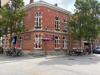 <strong>Handelspand in voormalige dokterswoning verdeeld in meerdere kantoren en/of winkelruimtes met achteraan een tuin en inpandige garage. </strong><strong>Onmiddellijk beschikbaar.</strong><br /><br /><strong>Ligging: </strong>Voormalige dokterswoning op de hoek van de Sint-Antoniusstraat en de Leopoldstraat, vlakbij de winkelstraat van Turnhout, de Gasthuisstraat, de Grote Markt en de Warande.<br /><br /><strong>Beschrijving: </strong>Voormalige dokterswoning op de hoek van de Sint-Antoniusstraat en de Leopoldstraat. Zeer ruime woning met meerdere ruimtes verdeeld over de gelijkvloerse verdieping en de bovenverdieping. Deze woning werd tot voor kort gebruikt als opleidingslokalen. Aanwezigheid sanitair, keuken, kelder en inpandige garage. Achteraan de woning zit een ingesloten tuin met veel privacy. De mogelijkheden van deze woning zijn uitgebreid: leslokalen, administratie, winkel, horeca, kantoorruimte, ...