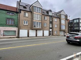 Dit recent dakappartement situeert zich op de 3de verdieping van residentie “Captain Colle” en is gelegen vlakbij de dorpskernen van Wondelgem en Mariakerke. Dit instapklaar appartement (95m²) met bijhorende privatieve zolder (30m²) biedt alle comfort, heeft een pittoresk uitzicht op de Gentse voorhaven en is uitstekend gelegen op een boogscheut van Wondelgem Station en het havengebied. Dit lichtrijk appartement omvat: inkomhal (4m²) met gastentoilet (2m²), praktische berging / wasplaats (4m²), sfeervolle leefruimte (36m²) met grote raampartijen en directe toegang tot het aangenaam westelijk relax–terras (6m²), halfopen ingerichte keuken (11m²) voorzien van alle toestellen, nachthal (3m²), 2 aangename slaapkamers (elk 12m²) en een ingerichte badkamer met afzuiging (5m²). Tevens beschikt deze parel nog over een handige OPBERGZOLDER (30m²) en een PRIVATIEVE GARAGEBOX (18m² - verplicht bij aan te kopen voor € 25.000) aan de voorzijde van het gebouw. TROEVEN: overal CV op aardgas & hoogrendementsglas in PVC, elektriciteit in goede staat, eigen tellers EGW alsook nieuw afzuigsysteem (badkamer), parlofonie en Telenet aanwezig! EPC: 209 kWh/m²! VERHUURD sinds 1/12/2022 - VRIJ NA WETTELIJKE HUUROPZEG! Bezoek na afspraak met IMMOBOSS - 0495/265 333 - AANRADER!