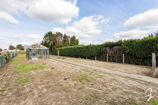 Ben je op zoek naar een woning die je volledig naar eigen smaak kunt renoveren? Dan is deze solide woning in Lede zeker een bezoek waard!<br />De woning beschikt op het gelijkvloers over een inkomhal, een ruime leefruimte en een zeer grote leefkeuken. Verder zijn er een badkamer, een praktische berging en een veranda. Op de bovenverdieping bevinden zich drie slaapkamers en via de vaste trap bereik je de zolder, die nog extra mogelijkheden biedt.<br />Bovendien beschikt de woning over een ruime tuin, ideaal om te genieten van het buitenleven en gezellige momenten met familie en vrienden.<br />Dankzij de solide basis, de ruime indeling en de mooie tuin biedt deze woning heel wat potentieel om er na renovatie (renovatieplicht van toepassing) een gezellige thuis van te maken, volledig volgens jouw eigen wensen en smaak.<br />Graag een bezoek bel Els Deschuyffeleer 0472/61.58.67 of mail els@cornelis-goeman.be