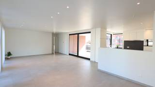 Dit <strong>prachtig nieuwbouwappartement </strong>op de eerste verdieping is gelegen in een kleinschalige en rustige residentie, op wandelafstand van het bruisende centrum van Roeselare. <br /><br />Bij het binnenkomen word je verwelkomd in een inkomhal met gastentoilet. De lichtrijke woonkamer sluit aan op de open keuken, de keuken is volledig uitgeruste en voorzien van een vaatwasmachine, spoeltafel, inductiekookplaat, dampkap, koelkast en combi-oven. Grenzend aan de keuken bevindt zich een ruime berging/wasplaats, wat zorgt voor extra praktisch comfort.<br /><br />Het appartement beschikt over twee volwaardige slaapkamers en een moderne badkamer, uitgerust met een stijlvol badkamermeubel, toilet en een comfortabele inloopdouche.<br />Achteraan geniet je van een ruim en zonnig terras van maar liefst 15 m², perfect om te ontspannen.<br /><br /><u>Extra troeven:</u>
<ul>
	<li>Volledig geschilderd</li>
	<li>Verlichting en gordijnen reeds voorzien</li>
	<li>Vloerverwarming met warmtepomp</li>
	<li>Zonnepanelen</li>
	<li>Zeer energiezuinig</li>
	<li>Volledig instapklaar</li>
	<li>Onmiddellijk beschikbaar! </li>
	<li>Gemeenschappelijke fietsenberging aanwezig </li>
</ul>
<u>Extra’s:</u>

<ul>
	<li>Mogelijkheid om een garage bij te huren voor €75/maand</li>
	<li>Gemeenschappelijke kosten: €75/maand</li>
</ul>
<u>Op zoek naar een comfortabel, modern en energiezuinig appartement op een topligging?</u><br />Ga naar de website www.dicasa.be, klik op het pand dat je wenst te huren en vul via de knop "Bezoek aanvragen" een kort profiel in. Daarna nemen we contact met je op voor een bezoek. Telefonisch kunnen er geen afspraken gemaakt worden.