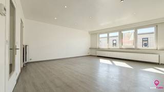 Bij ImmoFusion 7/7 “open huis” : klik op onze 3D-TOUR.<br />Ervaar vastgoed alsof u er zelf doorloopt!<br /><br />Bent u op zoek naar een instapklaar appartement met twee slaapkamers, een gunstig EPC-label en een conforme elektrische installatie? Dan is dit appartement op de tweede verdieping wellicht precies wat u zoekt. Dankzij de praktische indeling, de aangename leefruimtes en de centrale ligging combineert deze woonst comfort met een zorgeloze woonervaring.<br /><br />Bij het betreden van het appartement komt u terecht in de inkomhal die toegang biedt tot de verschillende ruimtes van het appartement. Vanuit de hal bereikt u de lichtrijke leefruimte waar wonen en eten naadloos in elkaar overvloeien. De grote raampartijen zorgen voor een aangename natuurlijke lichtinval en creëren een warme, uitnodigende sfeer.<br /><br />Aansluitend bevindt zich de keuken, die praktisch is ingericht en voorzien is van de nodige opbergruimte en werkoppervlakken. Hierdoor beschikt u over alle comfort om dagelijks uitgebreid te koken en te genieten.<br /><br />Verder beschikt het appartement over twee volwaardige slaapkamers die zich perfect lenen als master bedroom, kinderkamer, logeerkamer of thuisbureau. De badkamer is functioneel ingericht en voorziet in het nodige comfort voor het dagelijkse gebruik.<br /><br />Dankzij het gunstige EPC-label C geniet u van een energiezuiniger appartement, terwijl de conforme elektrische keuring bijkomende zekerheid biedt voor de toekomstige eigenaar.<br /><br />Pluspunten:<br />- Appartement op de tweede verdieping<br />- 2 volwaardige slaapkamers<br />- Lichtrijke leefruimte<br />- Praktische indeling<br />- EPC-label C<br />- Conforme elektrische installatie<br />- Instapklaar<br />- Centrale ligging<br />- Ideaal voor eigen bewoning of investering<br /><br />Maatregelen opgenomen in het Maatregelenregister: nee<br /><br />Voor een bezichtiging ter plaatse of meer info, bel ons op 078/78.78.70, of kom gewoon binnen op ons kantoor, steeds welkom!