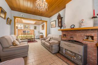 Ontdek deze charmante woning met aangename tuin en garage, gelegen in het pittoreske Dudzele. De woning bevindt zich in een rustige, residentiële woonomgeving en ligt op korte afstand van zowel Brugge als Knokke-Heist.<br /><br />Indeling:<br />Inkom, leefruimte met eetplaats en zithoek, keuken, badkamer, slaapkamer, garage.<br /><br />Verdieping met nachthal en twee slaapkamers.<br /><br />Diepe tuin met toegang via zijpoortje.<br /><br />Onderworpen aan de renovatieverplichting van de Vlaamse overheid voor residentiële gebouwen.<br /><br />Bezoeken? Graag na afspraak met Avantimmo op het nummer 050 62 50 55