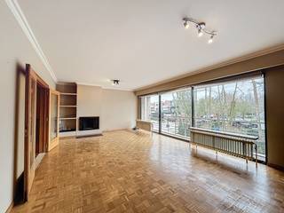 Op de eerste verdieping van een verzorgd gebouw, gelegen aan de Oude Baan te Brasschaat, bevindt zich dit aangename appartement met twee...