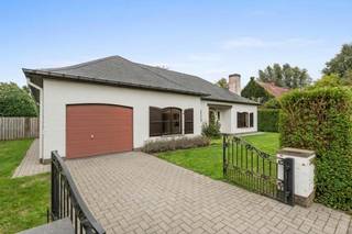<h3>Rustig gelegen bungalow met prachtig zicht op de velden en paarden</h3>

<p>Op zoek naar een woning waar <strong>rust, ruimte en een groene omgeving</strong> centraal staan? Deze aangename bungalow in Lovendegem biedt u een prachtige woonomgeving met een <strong>open zicht over de velden en de paarden</strong>, gelegen op een mooi perceel van maar liefst <strong>883 m²</strong>.</p>

<p>De woning beschikt over <strong>twee ruime slaapkamers</strong> en aangename leefruimtes met veel natuurlijke lichtinval. </p>

<p>Ook de <strong>zolderverdieping biedt heel wat mogelijkheden</strong>. Mits het plaatsen van een vaste trap kunnen hier nog één of meerdere extra slaapkamers, een hobbyruimte of bureau worden ingericht.</p>

<p>Verder beschikt de woning over een <strong>inpandige garage</strong>, wat zorgt voor extra comfort en praktische bergruimte.</p>

<p>Gelegen in een <strong>rustige, leuke en kindvriendelijke wijk</strong>, waar u volop kunt genieten van het groene karakter en het prachtige uitzicht. En toch woont u op korte afstand van <strong>Gent</strong>, waardoor ook woon-werkverkeer en voorzieningen vlot bereikbaar zijn.</p>

<p><strong>Een ruime bungalow op een prachtig perceel, met een unieke landelijke omgeving en heel wat mogelijkheden naar de toekomst toe.</strong></p>