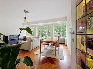<p><span> </span></p><p><span>BEZOEKMOMENT VOLZET</span></p><p><span>Gelegen tussen het gezellige Muinkpark en het Koning Albertpark geniet dit lichtrijke appartement van een uitstekende ligging voor wie graag rustig woont, met het bruisende stadsleven binnen handbereik.</span></p><p><span>Via de inkomhal met apart gastentoilet komt u terecht in de ruime en zonnige leefruimte (28 m²), waar de sierhaard voor extra charme zorgt. De volledig ingerichte keuken beschikt over een dubbele spoelbak, vaatwasser, gasvuur, oven, dampkap en koelkast met diepvriesvak. Aansluitend bevindt zich een praktische berging met ingemaakte kasten.</span></p><p><span>Verder biedt het appartement twee volwaardige slaapkamers van 13,5 m² en 16 m², een aparte dressing met ingemaakte kasten en een handige wasplaats. De badkamer is uitgerust met een dubbele wastafel, een tweede toilet en een ligbad met douchescherm.</span></p><p><span>Als extra troef beschikt de residentie over een gemeenschappelijke fietsenberging.</span></p><p><span>Op zoek naar een ruim, lichtrijk appartement op een toplocatie in Gent? Dan is dit zonder twijfel een bezoek waard!</span></p>