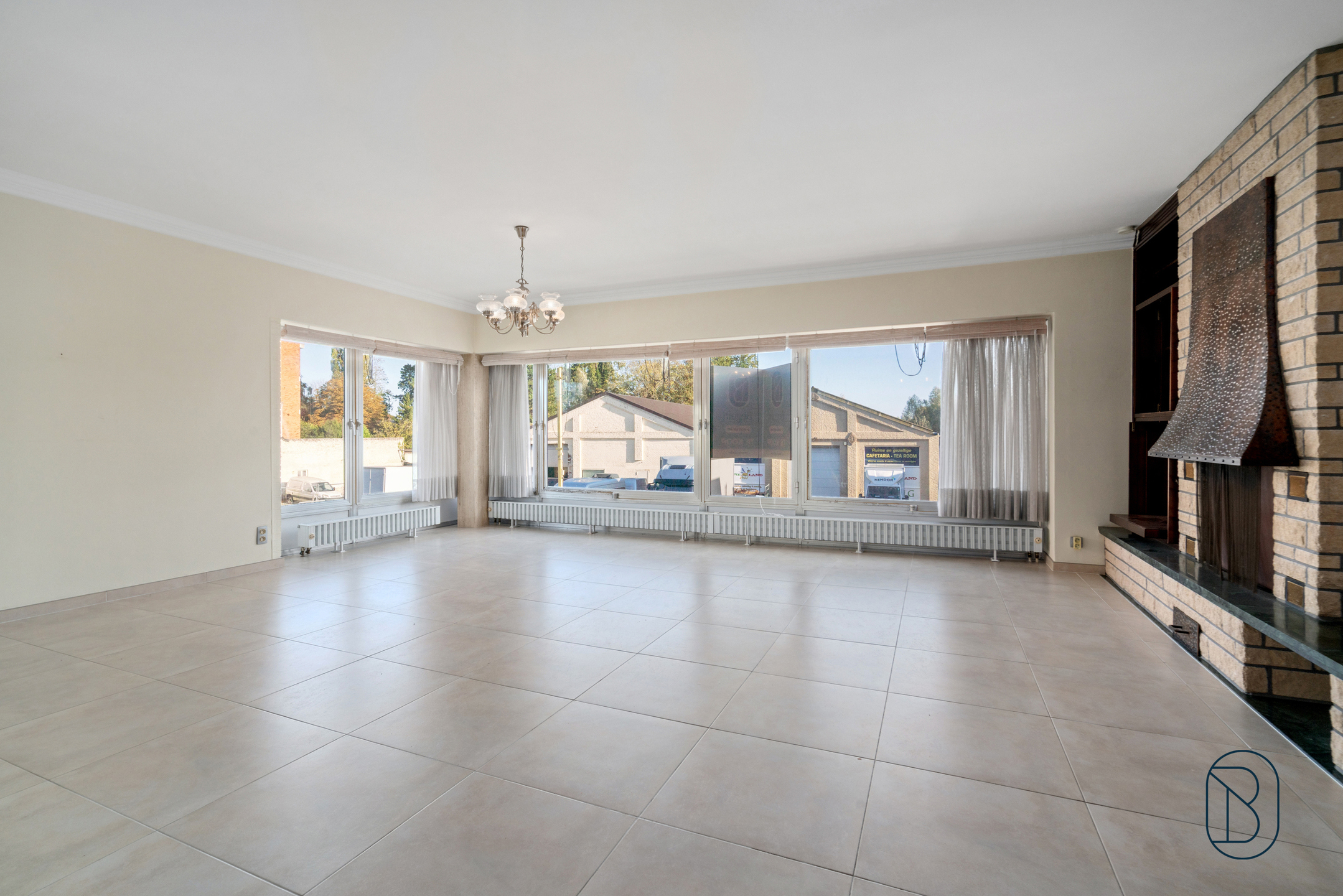 GROTE WONING met TUIN, garages en nog enorm VEEL POTENTIEEL! - foto 1