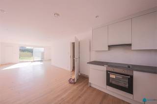 TE HUUR | Energiezuinige nieuwbouwwoning met 3 slaapkamers, zuidgerichte tuin en autostaanplaats <br /><br />Bent u op zoek naar een moderne, energiezuinige woning op een rustige en gezinsvriendelijke locatie? Dan is deze recente gesloten nieuwbouwwoning in de Sint-Gerolflaan te Aalter zeker een bezoek waard.<br /><br />Gelegen in een aangename residentiële woonwijk combineert deze woning rust en privacy met een uitstekende bereikbaarheid. Het centrum van Aalter, diverse winkels, scholen, sportfaciliteiten en het openbaar vervoer bevinden zich op korte afstand. Dankzij de nabijheid van het station van Aalter en de vlotte verbinding naar de E40 geniet u bovendien van een snelle bereikbaarheid richting Gent, Brugge en de omliggende gemeenten. Hierdoor is deze woning ideaal voor gezinnen, pendelaars en iedereen die comfortabel wil wonen in een groene omgeving.<br /><br />De woning biedt een doordachte indeling met veel lichtinval en hedendaags wooncomfort. De leefruimte sluit naadloos aan op de eetkamer en de ingerichte keuken, met uitzicht op het zonnige zuidgerichte terras en de tuin. De private autostaanplaats vormt een extra troef.<br /><br />Troeven<br />✔ Recente energiezuinige nieuwbouwwoning<br />✔ Rustige en kindvriendelijke woonomgeving<br />✔ Nabij centrum Aalter, scholen en winkels<br />✔ Vlotte verbinding naar E40 en station Aalter<br />✔ 3 slaapkamers<br />✔ Zuidgerichte tuin en terras<br />✔ Grote zolderruimte van 40 m²<br />✔ Private autostaanplaats<br />✔ Instapklaar en modern wooncomfort<br /><br />Deze woning biedt de perfecte combinatie van ruimte, comfort en een uitstekende ligging. Een ideale thuis voor wie rustig wil wonen zonder in te boeten aan bereikbaarheid.<br /><br />Interesse? Contacteer Vastgoed Poppe voor meer informatie of een bezoek ter plaatse door te reageren op deze advertentie of te mailen naar info@vastgoedpoppe.be, telefonisch kunnen er geen bezoekafspraken worden ingepland.<br />