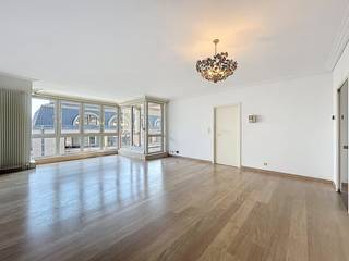 Indeling:- inkomhal met gastentoilet- lichtrijke en ruime woonkamer - keuken voorzien van frigo, vriesvak, vaatwas en oven - aansluitend...