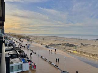 Indeling: inkomhal; leefruimte uitgevend op terras; keukenhoek; 2 slaapkamers voorzien van rolluiken en uitgevend op een zuid-gericht terras...
