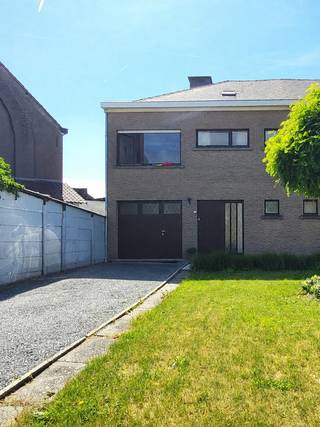 <span>STEL UW KANDIDATUUR VIA KANDIDATUURFICHE via de link https://www.agencedeville.be/nl/pand/godveerdegemstraat-165-9620-zottegem (doormailen naar nancy@agencedeville.be). </span>Deze ruime halfopen bebouwing met een bewoonbare oppervlakte van 134 m² is rustig gelegen aan de stadsrand en combineert een aangename woonomgeving met een vlotte bereikbaarheid. Op het gelijkvloers bevinden zich een inkomhal met praktische berging onder de trap, een apart gastentoilet, een ruime en lichtrijke leefruimte met aansluitend de keuken en een garage. Op de verdieping vindt u drie volwaardige slaapkamers, een badkamer, een extra berging en een ruime zolder die heel wat opbergmogelijkheden biedt. Buiten kunt u genieten van twee zonnige terrassen en een praktische buitenberging/tuinhuis. Vooraan de woning beschikt u over een garage en een oprit met plaats voor twee wagens. Dankzij de gunstige ligging bevinden bushalte, station, winkels en scholen zich op korte afstand. Beschikbaar vanaf <strong>1 september 2026</strong>. <br />