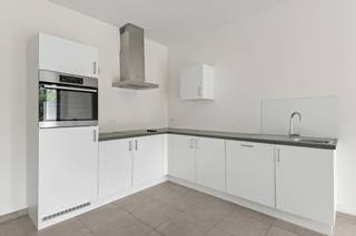 LET OP: uitsluitend bestemd voor bewoners vanaf 65 jaar.<br /><br />Comfortabel en zelfstandig wonen in een groene, rustige omgeving, met zorg en ondersteuning binnen handbereik? Deze moderne assistentieflat bevindt zich in Residentie Zilverlinck, gelegen in de aangename wijk Hoboken Groen Zuid.<br /><br />De flat is gelegen op de eerste verdieping en is vlot bereikbaar met de lift.<br /><br />Bij binnenkomst komt u terecht in een ruime inkomhal met technische berging, voorzien van aansluitingen voor een wasmachine en droogkast. De lichtrijke leefruimte sluit mooi aan op de volledig uitgeruste open keuken met koelkast, oven, vaatwasser, inductiekookplaat en dampkap.<br /><br />Vanuit de leefruimte heeft u toegang tot het gezellige terras, waar u geniet van een aangenaam uitzicht op het groen. Daarnaast beschikt de flat over twee slaapkamers.<br />Een kelderberging kan optioneel worden bijgehuurd voor € 20,65 per maand.<br /><br />Zelfstandig wonen met zorg dichtbij<br />Een belangrijke troef van deze assistentieflat is de combinatie van zelfstandig en comfortabel wonen met de mogelijkheid tot zorg en ondersteuning in de onmiddellijke nabijheid.<br />Residentie Zilverlinck staat in verbinding met het nabijgelegen dienstencentrum Groen Zuid, waardoor zorgverleners eenvoudig ondersteuning kunnen bieden wanneer dat nodig is. Zo geniet u van de privacy en rust van een kleinschalige residentie, terwijl extra dienstverlening en zorg steeds dichtbij zijn.<br /><br />Kostprijs wooncomponent 33.23€/dag wat neerkomt voor 30 dagen op 997€, of voor 31 dagen op1030.23€<br />De extra kost voor het dienstencentrum bedraagt 12.82€/dag wat neerkomt voor 30 dagen op 384.60€, of voor 31 dagen op 397.42€<br /><br />Troeven<br />+ 2 slaapkamers<br />+ Gezellig terras met groen uitzicht<br />+ Moderne, volledig uitgeruste keuken<br />+ Kleinschalige en rustige residentie<br />+ Lift aanwezig<br />+ Zorg en ondersteuning binnen handbereik<br />+ Verbinding met dienstencentrum Groen Zuid<br />+Winkels en restaurants op wandelafstand<br />+Gelegen in de groene wijk Hoboken Groen Zuid<br /><br />Interesse in een bezoek? Neem gerust contact op met VB Vastgoed via 03 337 50 70 of info@vbvastgoed.be.