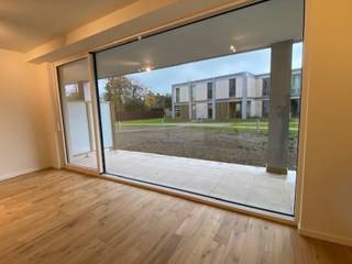 Op een steenworp van centrum Gent vindt u dit nagelnieuw appartement. Het is helemaal klaar voor bewoning.Van zodra u binnenkomt leidt de hal u naar...