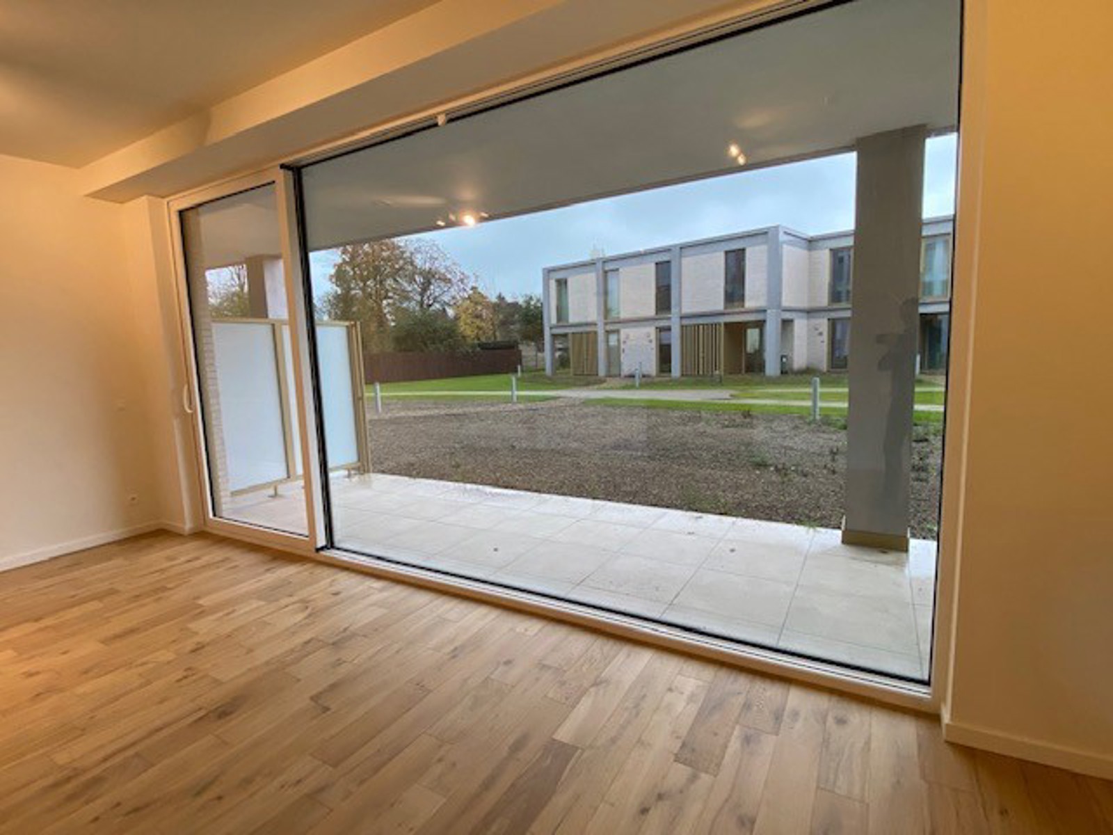 Comfortabel en lichtrijk gelijkvloers appartement - foto 2