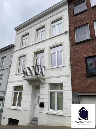 GEZELLIGE STADSWONING MET 4 BOUWLAGEN EN  DAKTERRAS. Alleen al de stralende witte voorgevel en balkon maakt je blij. Daarachter vind je op het eerste zicht een compacte woning maar de optelsom van de vloeren resulteert toch in bijna 150m2. GEEN TUIN ENKEL EEN DAKTERRAS maar met het Abdijpark en andere recreatie vlakbij krijg je andere mogelijkheden. Gelijkvloers met rechts de keuken en links dan een eetplaats/salon, achteraan diverse bergingen en WC. 1ste verdieping ingericht als cosy living met balkon en achteraan een romantische badkamer met groot hoekbad. 2de verdieping met 2 slaapkamers en een dakterrasje van 8m2. Ten slotte de zolderverdieping die ingericht is als kamer maar nu dienst doet als dressing. DEZE RUIMTE WERD GEISOLEERD (foutief vermeld in EPC, *** nieuw EPC in opmaak). Helemaal onderaan nog een kelder omgebouwd tot "mancave". Eigentijds wonen in de stad op wandelafstand van handelscentrum, markt, scholen, etc. Verwarming centraal via condenserende gaswandketel. Hoogrendementsbeglazing overal. Ideaal voor de stadsliefhebber en betere klimmer. Vraag snel een individueel bezoek aan met vastgoedmakelaar Cedric op 054412500