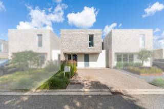<p>Te koop: instapklare gesloten woning in Buggenhout, gebouwd in 2018, met 4 slaapkamers, een dakterras en tuin</p>

<p>Deze recente woning biedt een zorgeloze start dankzij haar instapklare staat. Met een oprit voor twee wagens, een garage, een zonnige tuin en een dakterras geniet u van zowel comfort als buitenruimte. Gelegen in een rustige groene buurt, maar toch dichtbij openbaar vervoer, treinstation en invalswegen, combineert deze woning het beste van twee werelden.</p>

<p>Belangrijkste ruimtes:<br />• Ruime woonkamer (34 m²) met veel lichtinval<br />• Eetkamer (15 m²) aansluitend op de keuken<br />• Keuken (9 m²) volledig uitgerust met ingebouwde toestellen en ontbijthoek<br />• 4 slaapkamers (6 m², 17 m² en twee overige)<br />• Badkamer (8 m²) met inloopdouche, ligbad en dubbele wastafel<br />• Garage (17 m²) met automatische poort<br />• Berging (4 m²) en inkomhal (13 m²) met vestiaire en ingemaakte kasten<br />• Terras (18 m²) en tuin (100 m²)</p>

<p>Troeven:<br />• Instapklare recente woning met 4 slaapkamers<br />• Oprit voor twee wagens, garage, tuin en dakterras<br />• Rustige groene buurt nabij voorzieningen</p>

<p>Neem vandaag nog contact op met uw ERA-makelaar voor een bezoek.JOUW DROOMHUIS. ZO GEVONDEN!</p>