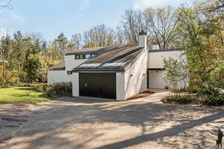 <p><strong>Gerenoveerde vrijstaande woning op uitzonderlijk perceel te Bonheiden.</strong></p>
<p><strong>BESCHRIJVING:<br /></strong>Bent u op zoek naar een<strong> instapklare karaktervolle woning</strong> met 4 slaapkamers, praktische indeling en uitbreidingmogelijkheden te Bonheiden vlakbij Mechelen? Dan is deze woning, die beschikt over een <strong>unieke warme stijl </strong>met <strong>hoogwaardige materialen</strong> beneden en boven (massieve parket, design trapbalustrade op maat, stalen binnendeuren, vrijstaand bad, designradiatoren, natuurlijke elementen...) afgewerkt, zeker wat u zoekt!</p>
<p><strong>INDELING:<br /></strong>De inkomhal verwelkomt u en leidt naar de lichtrijke <strong>leefruimte met open keuken</strong>, gezellige zithoek en eetplaats die uitkijkt op de prachtige tuin. Dankzij de grote glaspartijen geniet de woning van een aangename lichtinval en een ruimtelijk gevoel.<br /><br />Op het gelijkvloers bevinden zich verder <strong>3 volwaardige slaapkamers en een badkamer</strong> uitgerust met douche, ligbad en toilet. Aansluitend aan de keuken vindt u de wasruimte en de garage, beide eveneens bereikbaar via de inkomhal. De woning beschikt bovendien over een praktische kelder (ca. 23 m²), toegankelijk via de garage, ideaal als extra bergruimte.<br /><br />Op de eerste verdieping bevindt zich een hal met vide, momenteel ingericht als bureauruimte. Daarnaast is er een <strong>4<sup>de</sup> slaapkamer met inloopkast </strong>en een aansluitende <strong>badkamer</strong> voorzien van douche, toilet en dubbele lavabo.<br /><br /><strong>Extra troef:<br /></strong>Deze woning biedt bovendien interessante uitbreidingsmogelijkheden. Zo zijn er plannen beschikbaar voor het plaatsen van een carport voor twee wagens en het creëren van een polyvalente ruimte met loungehoek. Dit maakt het pand extra interessant voor wie wonen en werken wil combineren of bijkomende ruimte wenst te realiseren. Ook een bijgebouw is mogelijk.</p>
<p>Voor een gedetailleerde indeling van het pand verwijzen wij u graag door naar de grondplannen op onze website.<br />Wenst u meer info en/of een bezoek ter plaatse, aarzel niet en contacteer onze vastgoedverantwoordelijke via het nummer 015 70 70 00 of mail naar keerbergen@deboerenpartners.be</p>
<p><strong>BIJZONDERHEDEN:</strong><br />- Topligging in Bonheiden nabij Mechelen - Mobiscore: 8,4/10<br />- EPC: 260 kWh/m² - C-Label<br />- Privacy aspect is uniek dankzij het achterliggende perceel en het naastgelegen bos van Natuurpunt<br />- Lichtrijke leefruimte met open keuken met prachtig vergezicht<br />- Tuinpad in innovatieve porazzo, een waterdoorlatende verharding<br />- Verlichting aangelegd in 2025, zowel voor- als achteraan in de tuin<br />- uitbreidingsmogelijkheden (eigen praktijk, tuinkamer/carport etc) = mogelijk en gestaafd incl. vergund verbouwdossier architect)<br />- goede bereikbaarheid en vlotte verbindingsmogelijkheden</p>